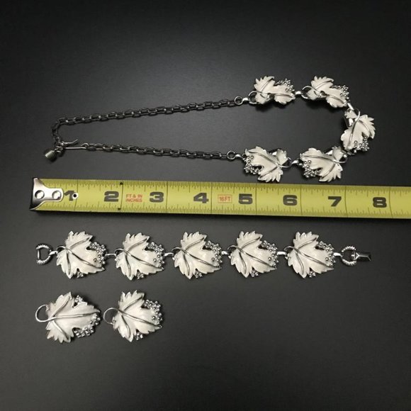 Vintage Sarah Coventry White Grape Vine Leaves Set - Picture 8 of 8